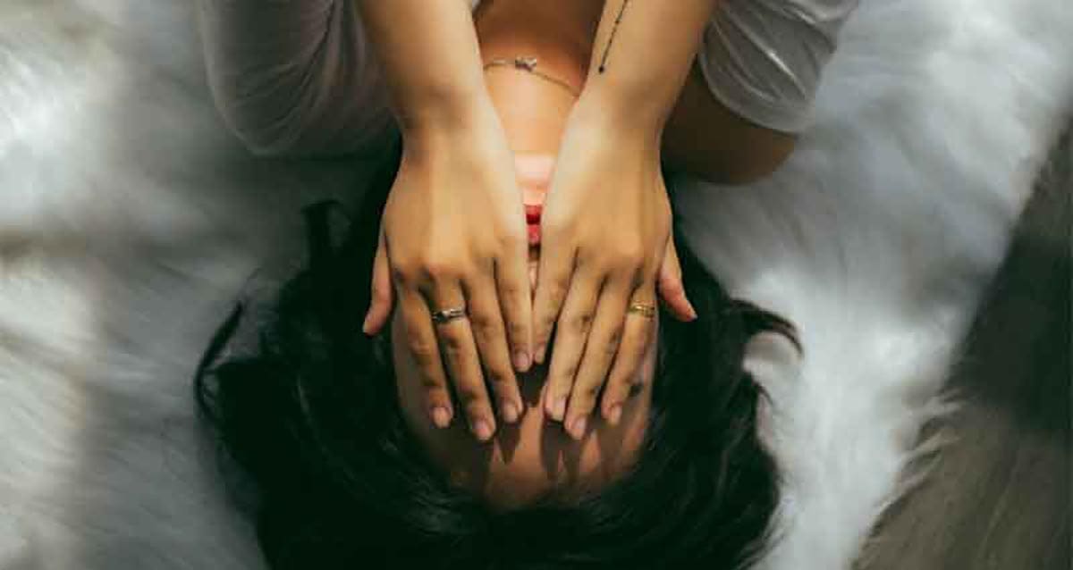 woman suffering from PTSD before neurofeedback therapy